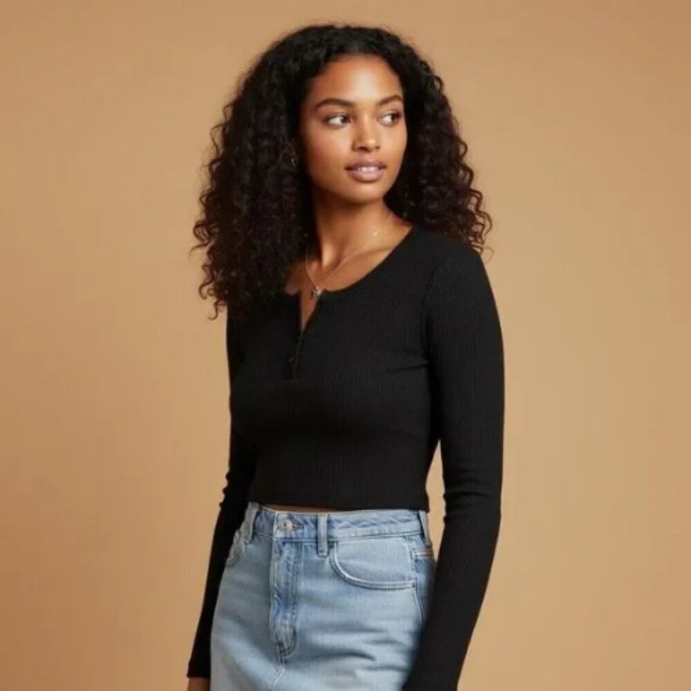 Brandy Melville Ribbed Cropped Long Sleeve Knit Henley